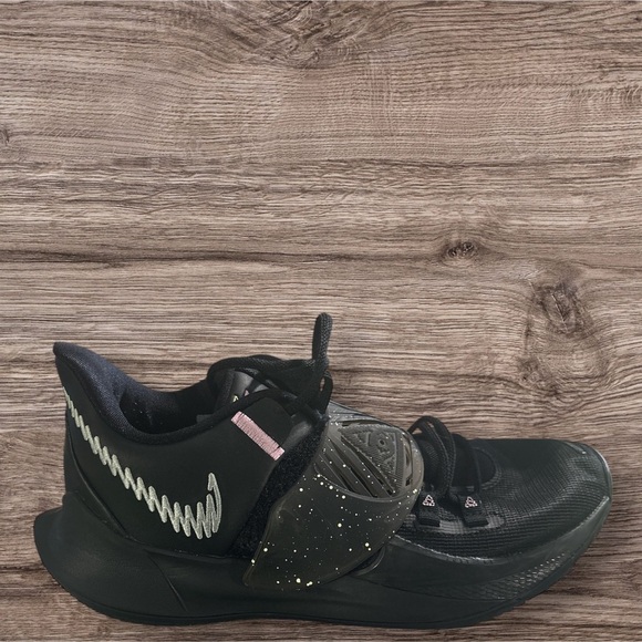 Nike Black Sneakers Modern Athletic Design - Picture 3 of 10